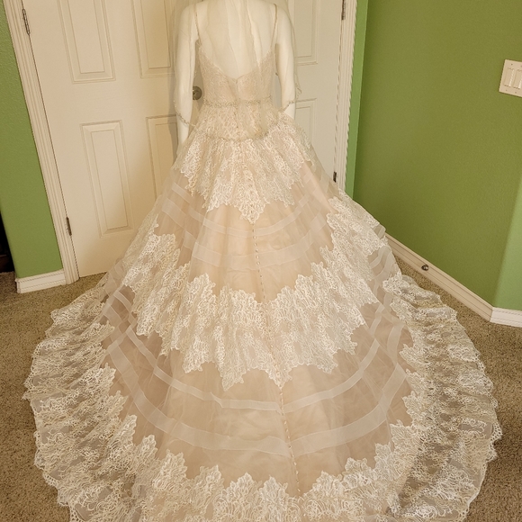 Brand New Allure Bridal Dress - Picture 2 of 8